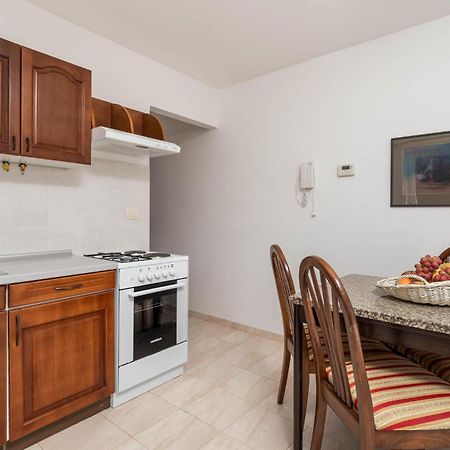 1 Bedroom Cozy Apartment In Ičići Esterno foto