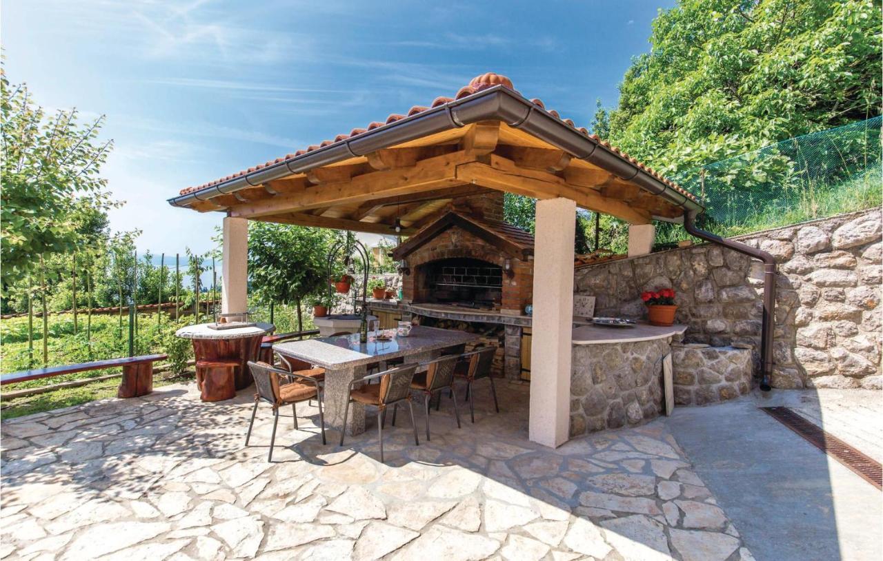 1 Bedroom Cozy Apartment In Ičići Esterno foto