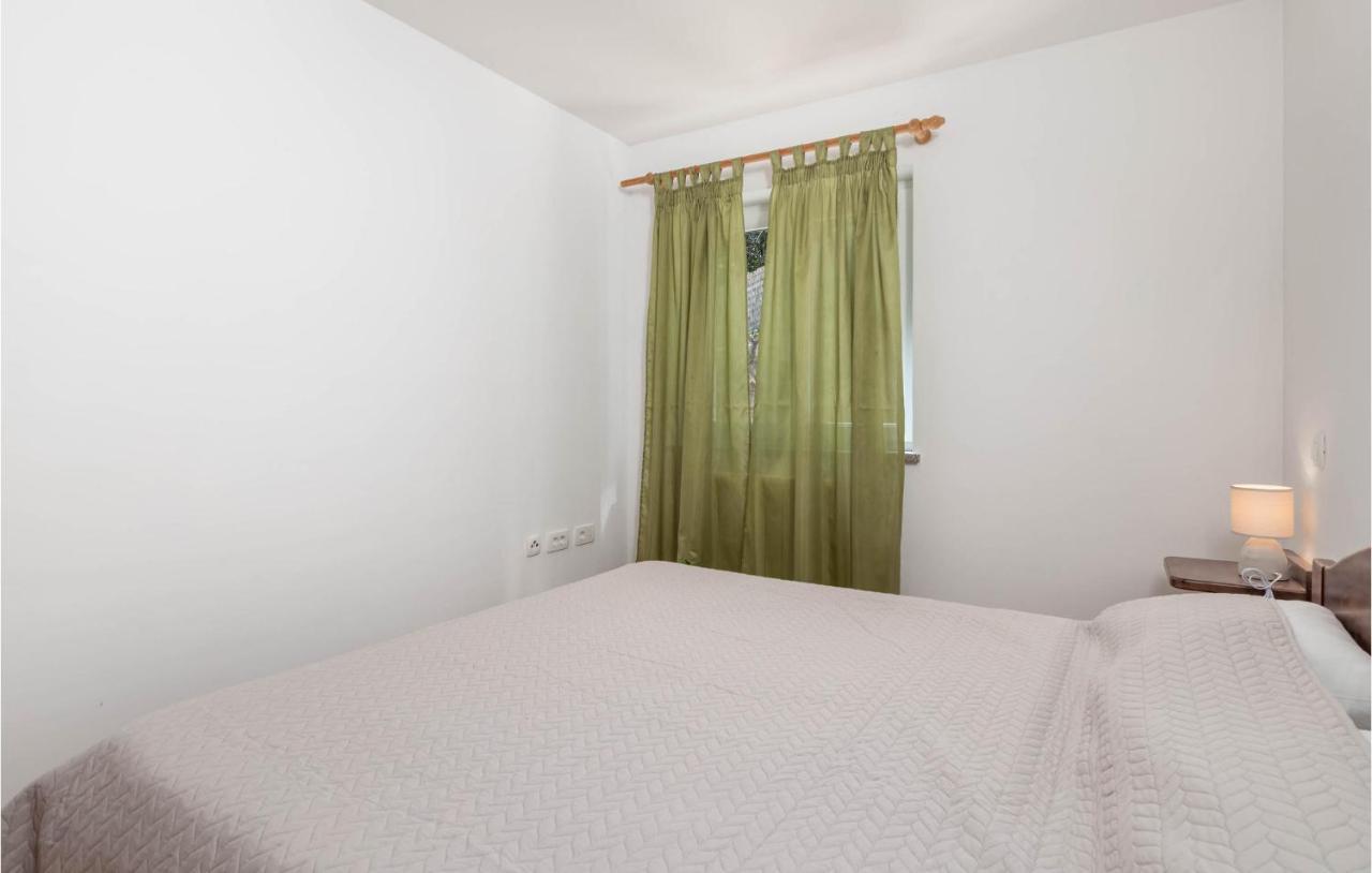 1 Bedroom Cozy Apartment In Ičići Esterno foto