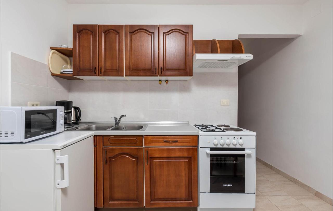 1 Bedroom Cozy Apartment In Ičići Esterno foto