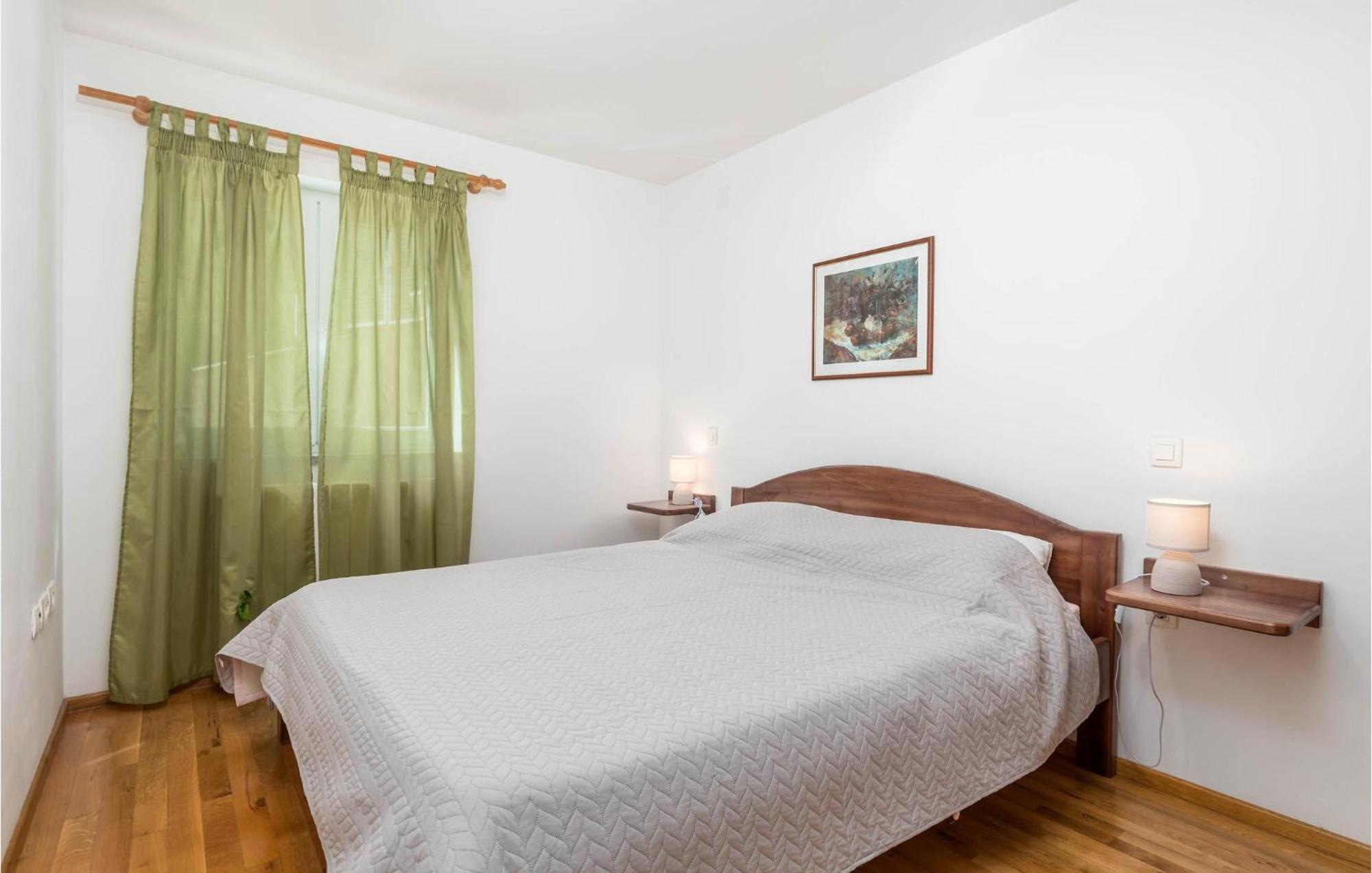 1 Bedroom Cozy Apartment In Ičići Esterno foto
