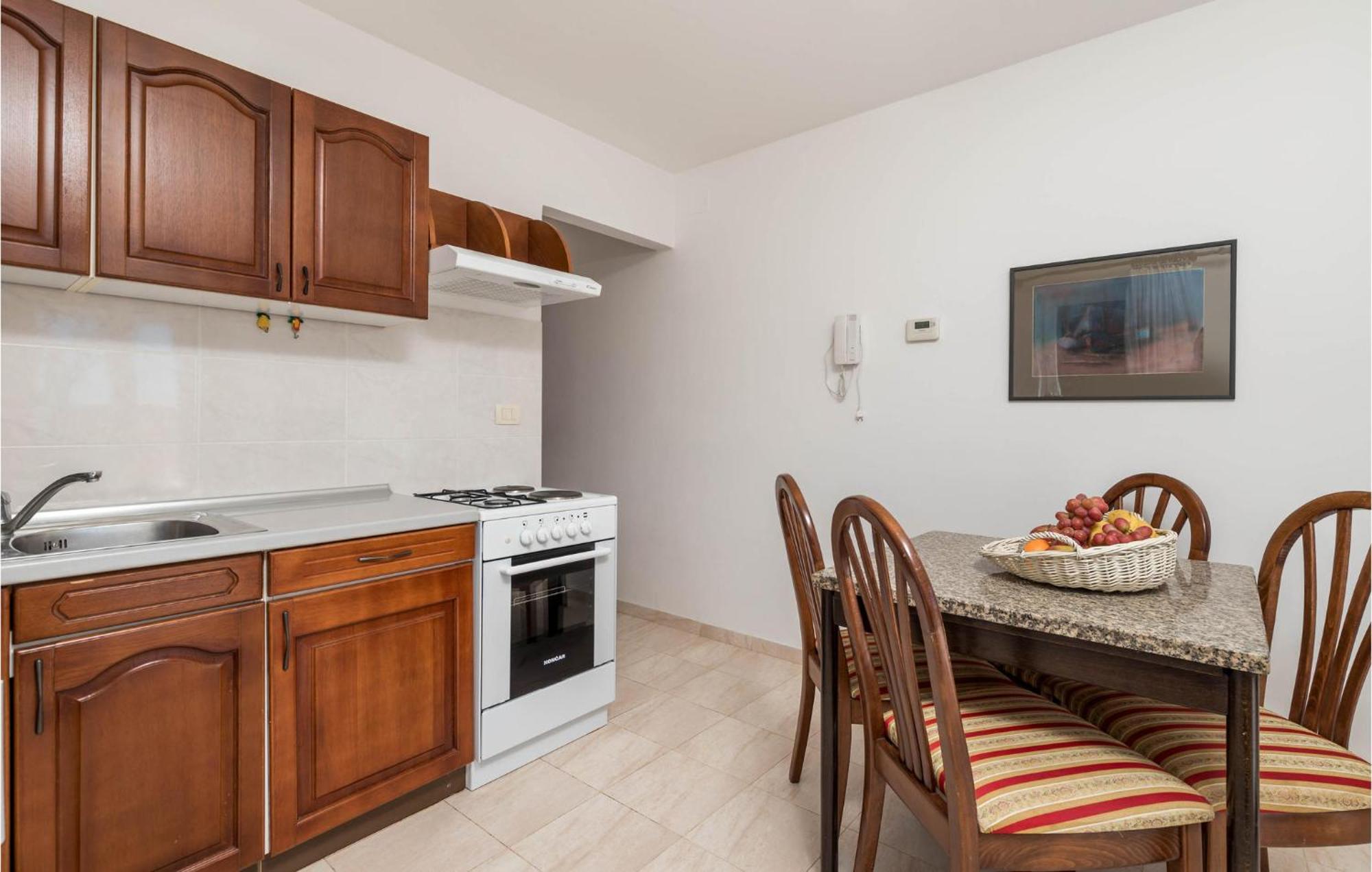 1 Bedroom Cozy Apartment In Ičići Esterno foto