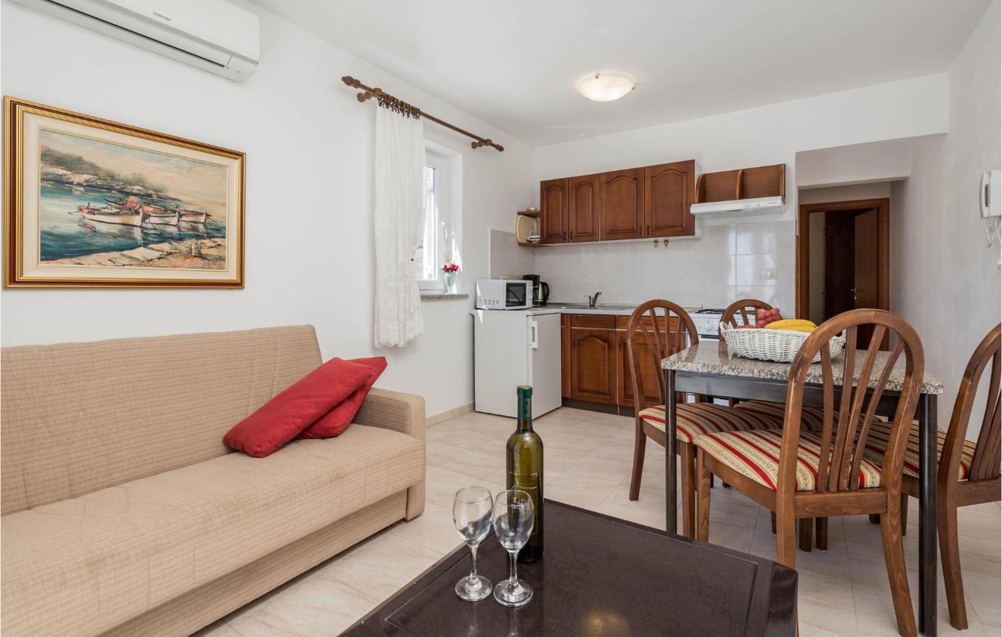 1 Bedroom Cozy Apartment In Ičići Esterno foto